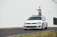 VW Mk7 Golf Sportwagen на дисках Vossen VFS-6