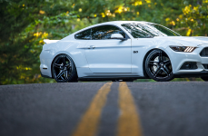 Ford Mustang GT на дисках XO Luxury Caracas