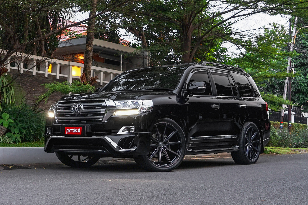 Колес land cruiser. Toyota Land Cruiser 200 r22. Land Cruiser 200 Black Wheels. Toyota Land Cruiser 200 Tuning Land. Toyota Land Cruiser 200 черные диски.