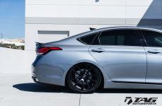 Hyundai Gensis на дисках Rotiform SPF