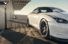 Nissan GT-R на дисках Vorsteiner V-FF 103