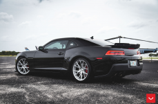 Chevrolet Camaro на дисках Vossen VFS-6