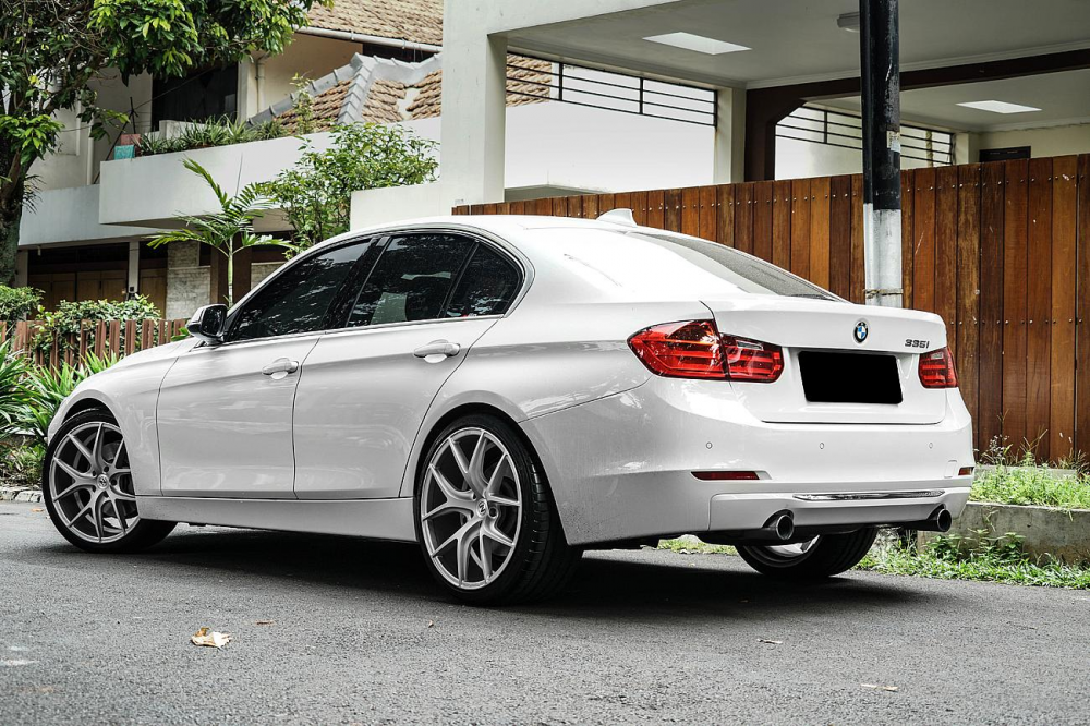 R f 3. BMW 335 f30. Диски BMW f30 r18. BMW 3 f30 диски r20. BMW f30 белые диски.