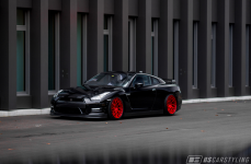 Nissan GTR на дисках Rotiform BLQT