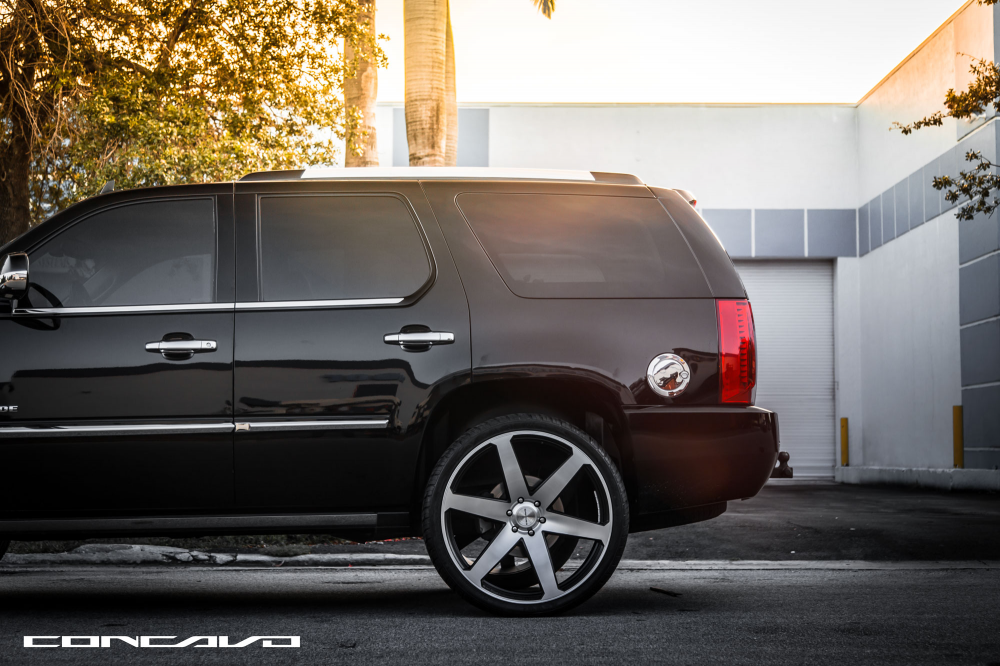 Диски Cadillac Escalade r22 черные. Кадиллак Эскалейд 3 на дисках. Cadillac Escalade 4 r22. Cadillac Escalade 3 Black r24.