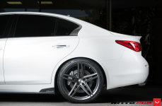 Infiniti GQ50 на дисках Vossen VFS-5