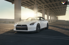 Nissan GT-R на дисках VORSTEINER V-FF 103