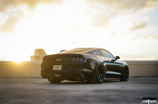 Ford Mustang на дисках Rotiform KPS